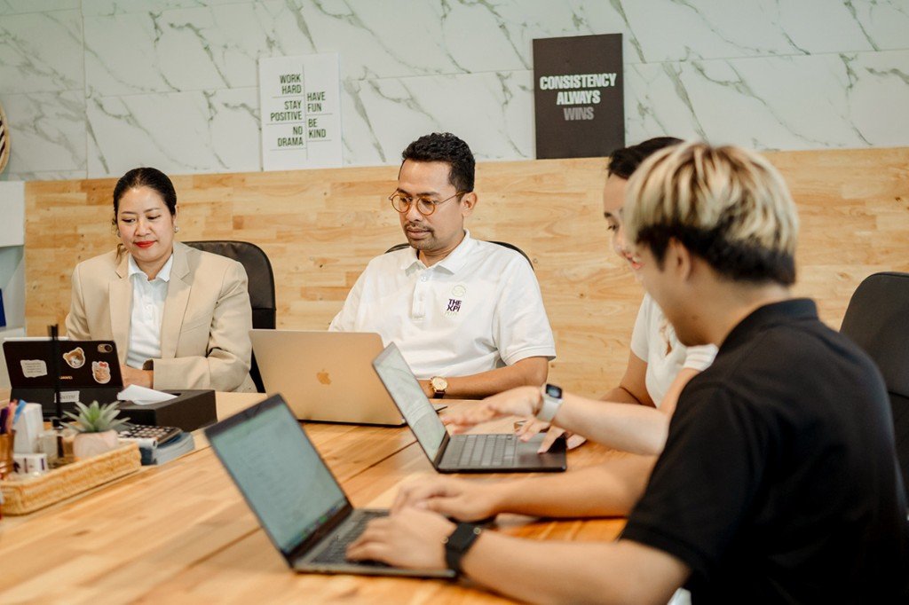 ทีม The KPI Plus ประชุมรีวิวข้อมูลโรงแรมด้วยกัน